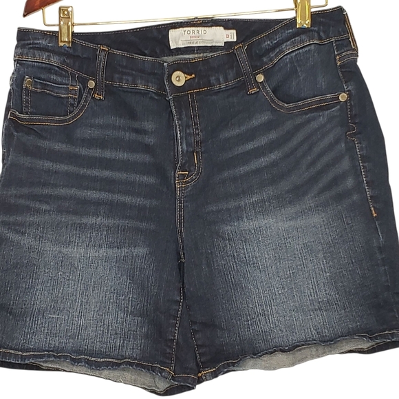 Torrid Blue Jean Denim Shorts Cotton Spandex Size 12 Medium Dark Wash Mid Rise - Picture 1 of 13